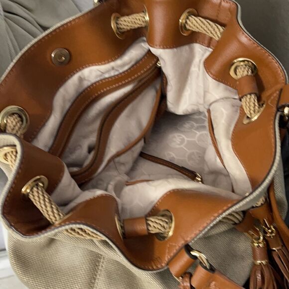 Michael Kors Satchel Purse. - Picture 5 of 7